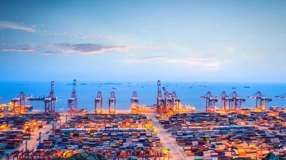 科技赋能智慧港口建设：从设备革新到生态重构的全球竞速